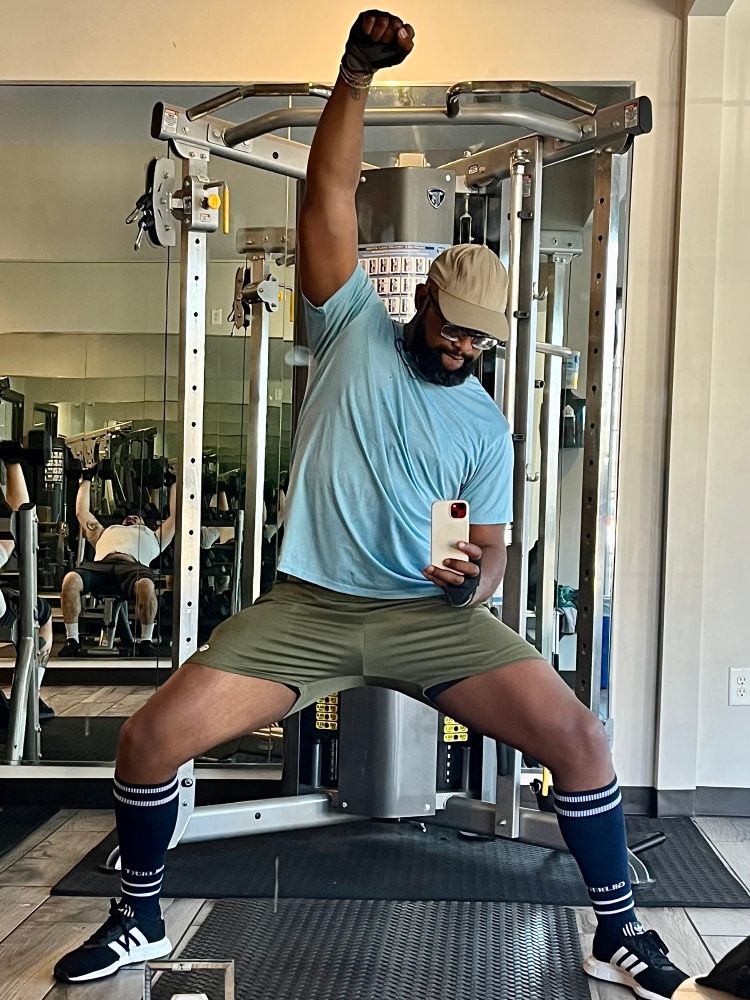 I’m aware my vanity hasn’t been a mess at the gym lately.  Been too busy laughing it up at the gym lately.  But with my sensitive teeth & the cold weather; me can’t laugh anymore.  So it’s back to busting moves in between sets.  I kid, I kid.  🤙🏽😋