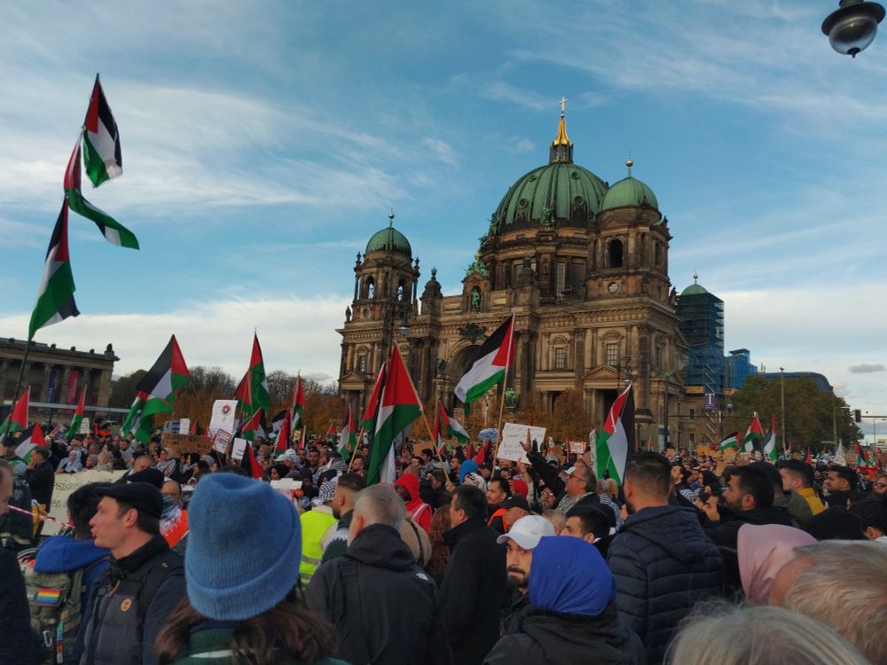 Foto der großen Pro palastine Demo in Berlin am 4.November 2023. Maus sieht ein Meer von Palästina Flaggen.