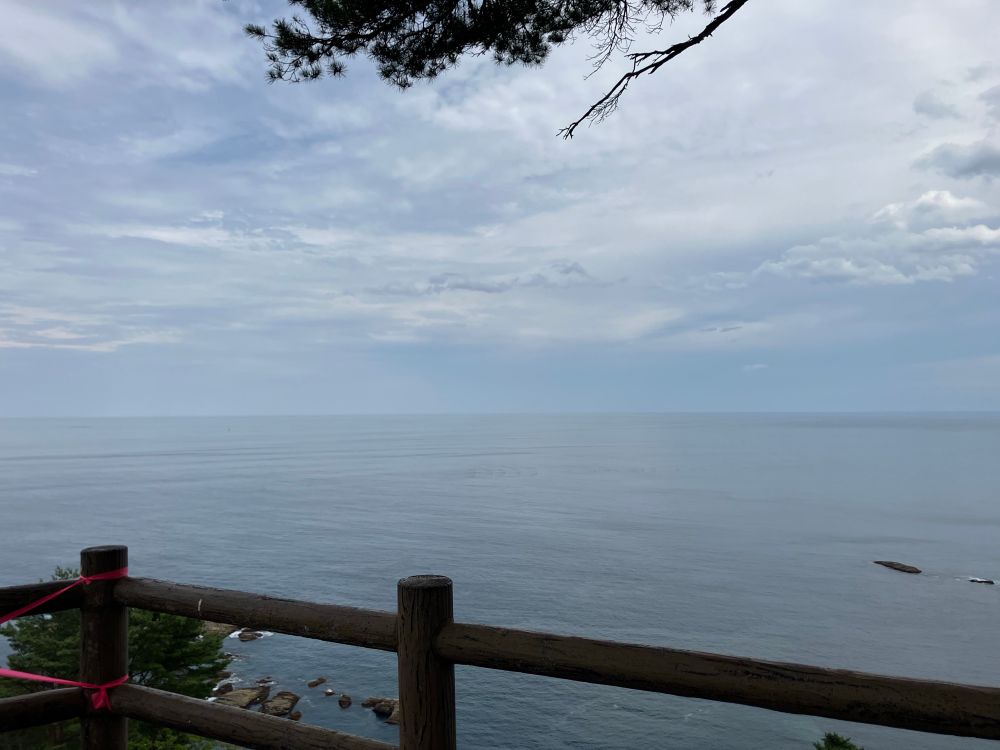 水平線、手前に柵