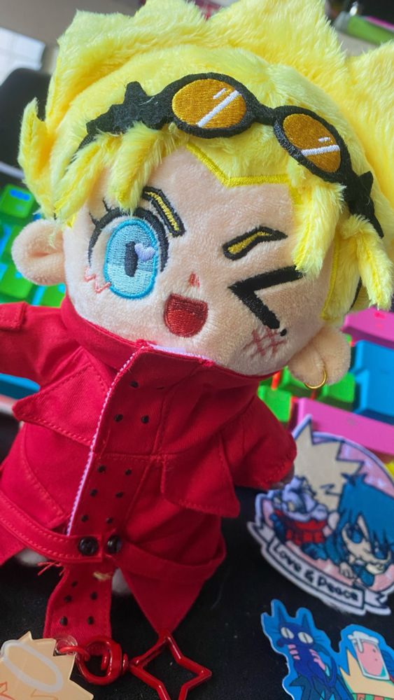 Closeup of 98’ Vash-plush by Kreamroll