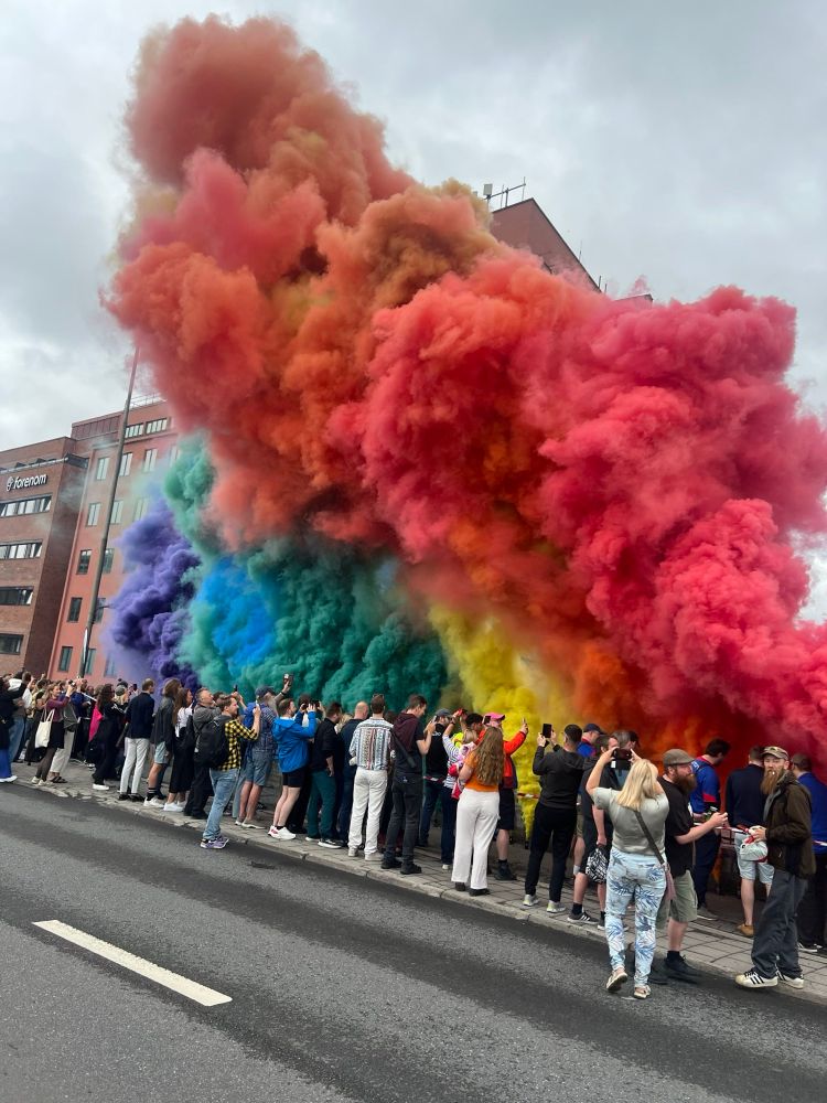 Brua på Grønland, med regnbue-røyk.