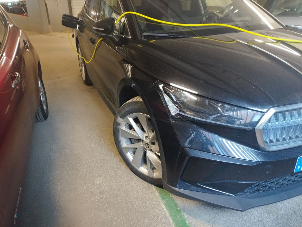 Foto av Škoda som parkerats över två parkeringsrutor.