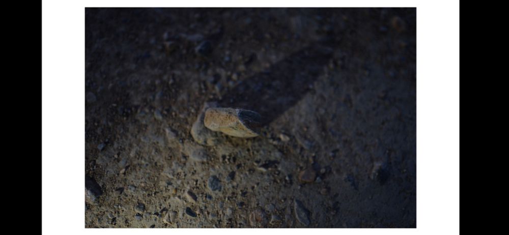 Piedra plana puesta de canto. Parece un pincho.