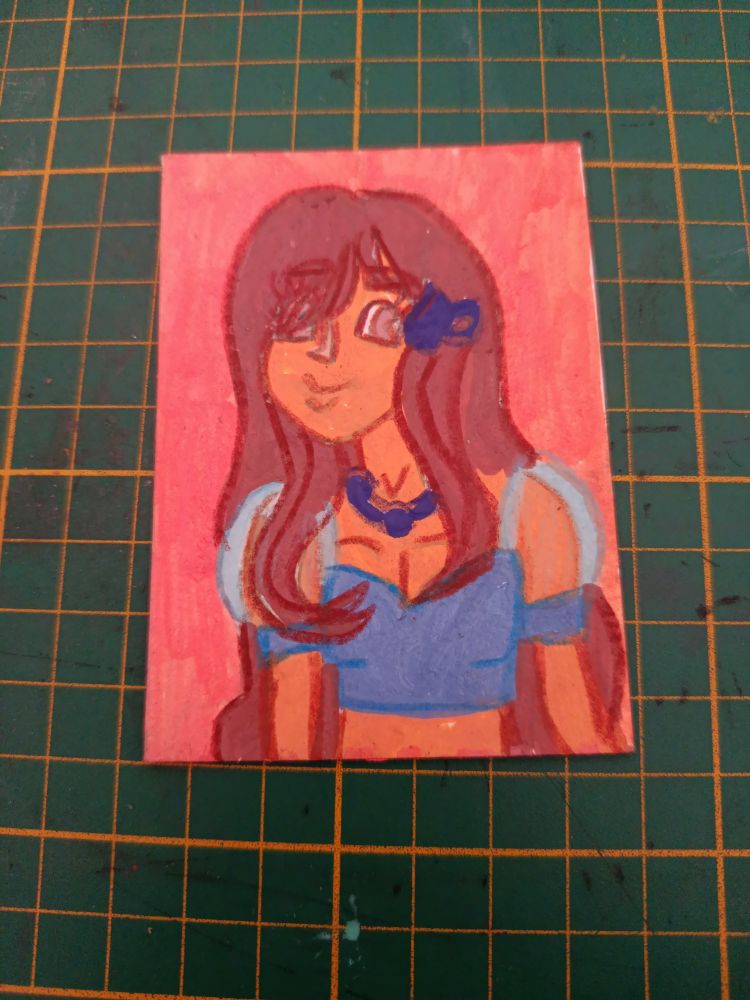 Un portrait d'une adolescente bronzée avec les cheveux longs et bruns