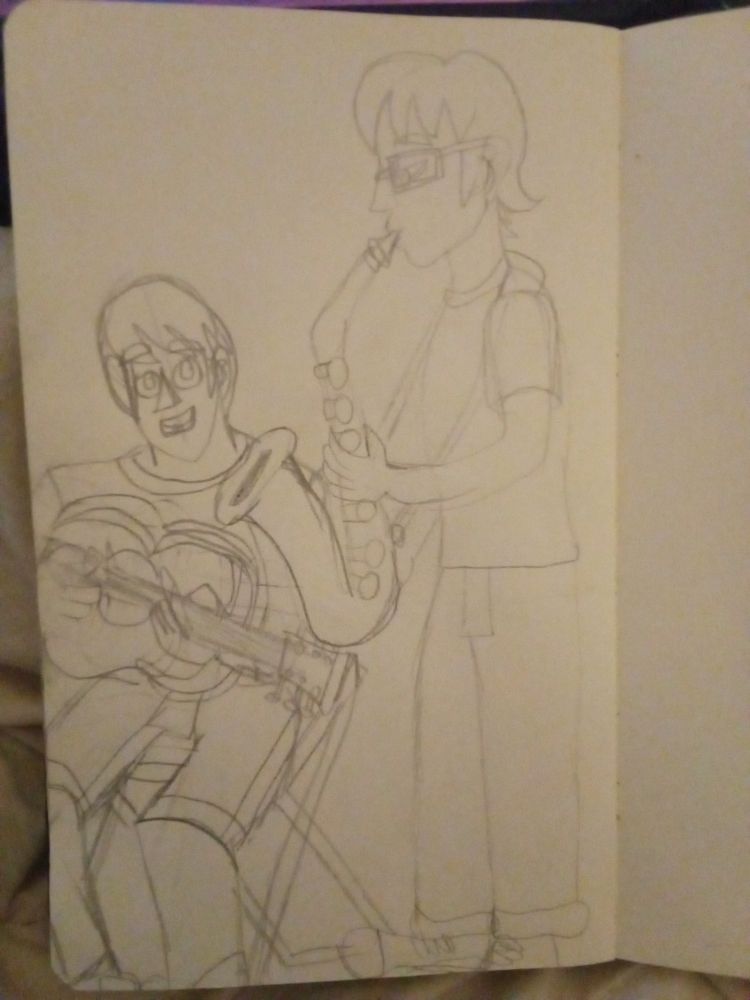 Deux hommes, l'un joue du saxophone debout, et l'autre joue de de la guitare assis sur un tabouret