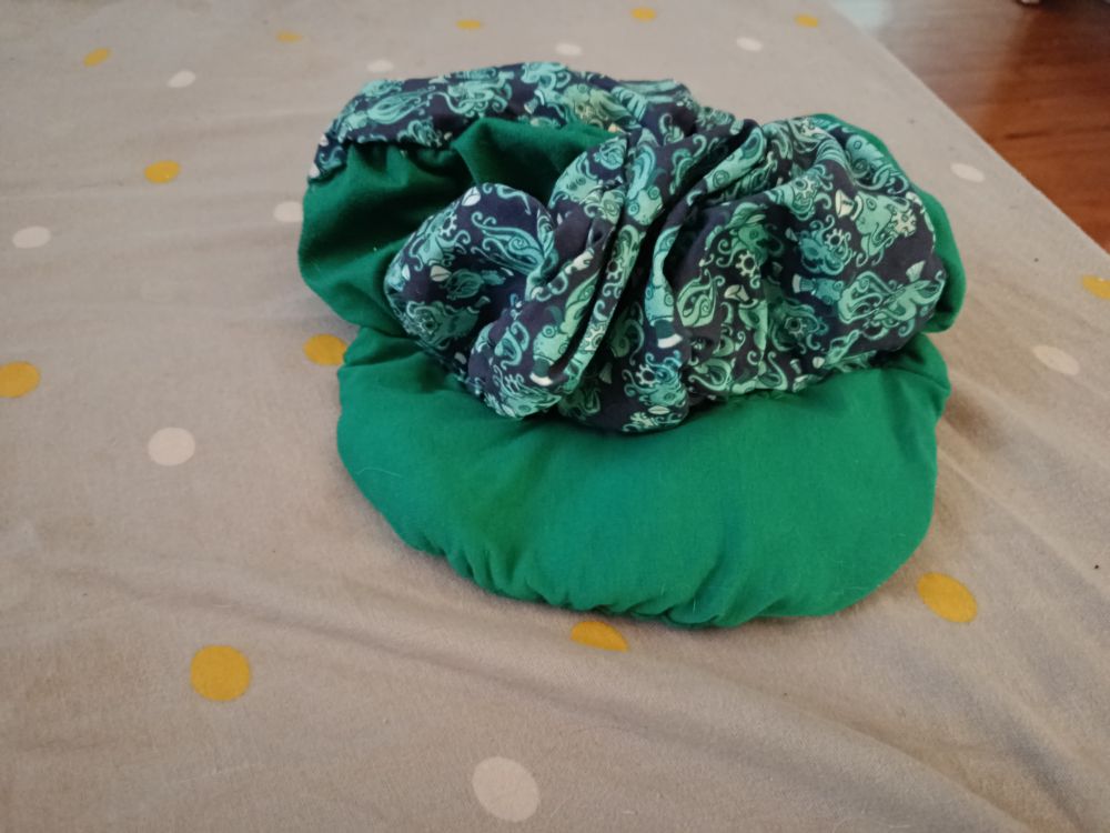 Casquette gavroche avec des motifs poulpes verts et bleus et du tissu vert. Vue de face sans être portée