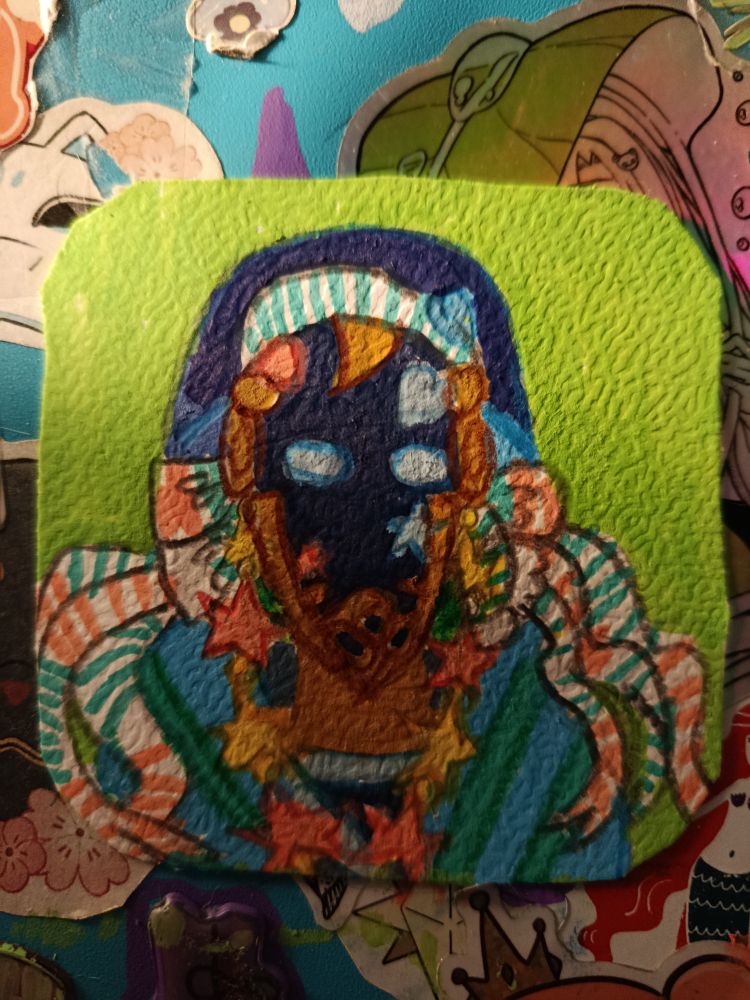Un portrait d'une quarien très colorée, avec des rubans et un collier d'étoiles 