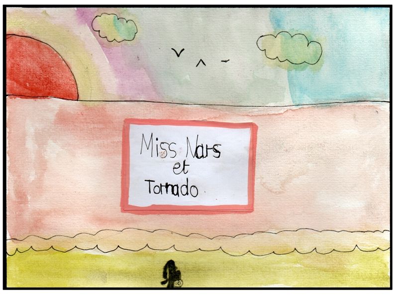 Une vaste étendue de mer, sous un lever de soleil. Tout en bas au centre, un petit personnage cours. Au milieu est écrit "Miss Nars et Tornado"