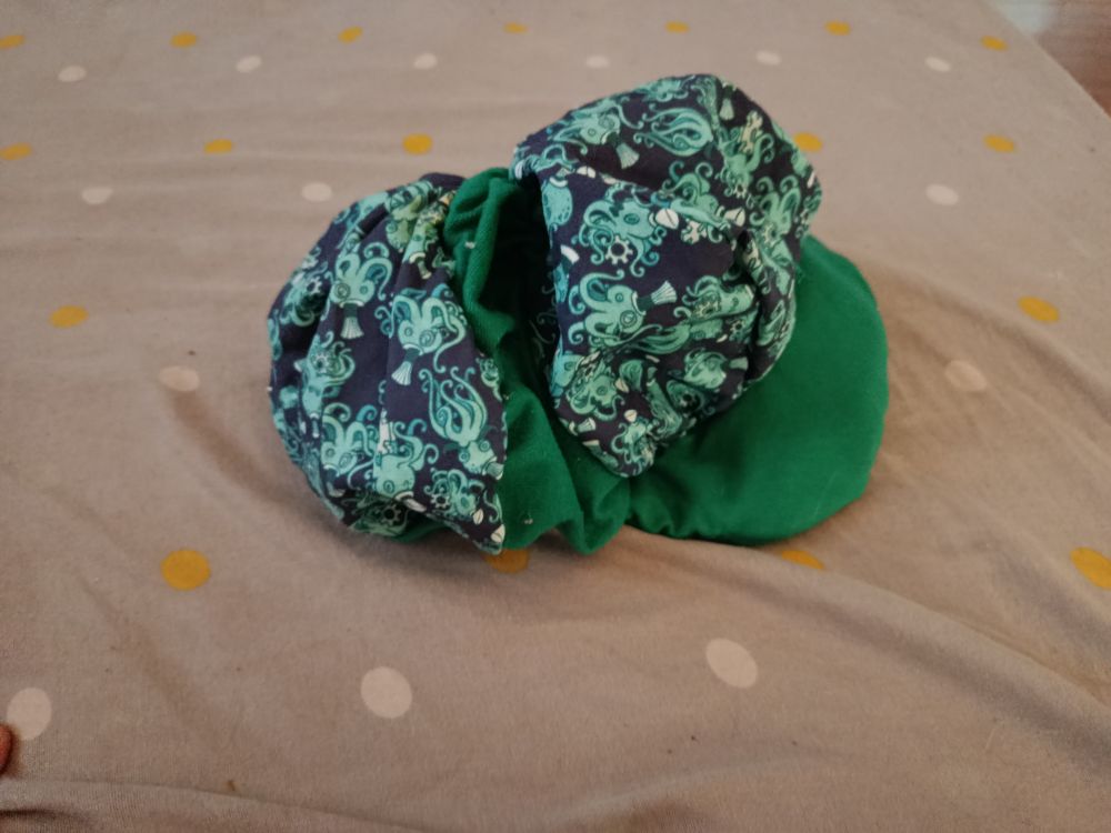 Casquette gavroche avec des motifs poulpes verts et bleus et du tissu vert. Vue de profil sans être portée