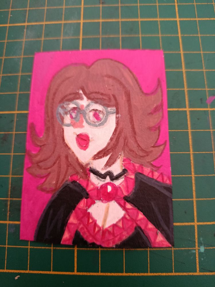 Un portrait d'une femme à lunettes rondes.