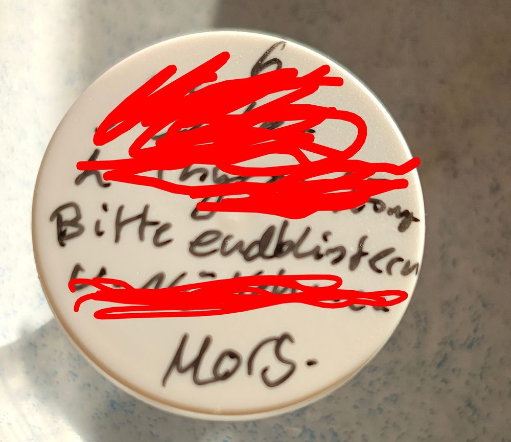 Anweisung auf Tabletten Behälter, die Tablette vorher zu endblistern. 