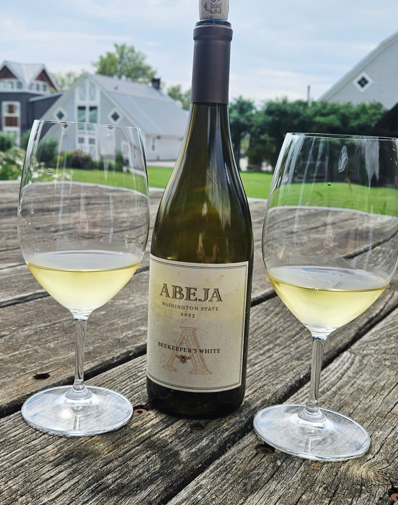 Dark golden in color.

Fruity nose of citrus, apples, light oak and spices.

Dry on the palate with citrus, lemons, yellow apples, spices, grapefruits, minerals and white pepper.

Nice finish with limes and light almonds.

A tasty and easy drinking Chardonnay from Washington State. Creamy and elegant. Fruit forward with nice complexity. 

Feels like a fruit forward Chablis in style.

100% Chardonnay grapes were aged in (14% new) French oak barrels for 5 months.

14% alcohol by volume.

90 points.

$34.