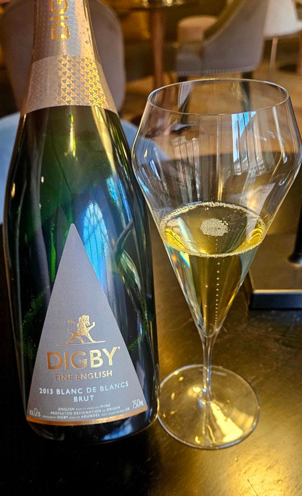 #AgedWineTuesday 

Pale lemon in color with a golden hue.

Pretty nose with nice elegance.

Medium bodied with medium plus acidity. 

Dry on the palate with nice complexity.

Showing citrus, lemons, green apples, limes, Indian spices, earth, minerals, brioche, sea salt and light river rocks. 

Tangy finish with limes and light almonds.

This young English Blanc de Blanc is starting to drink nicely now, but needs a few years in the bottle to mature properly. 

Will continue to age nicely in the next 10 years. Would be nice to revisit it in 5 years.

This 12 year old English Sparkling is elegant and easy drinking. Tangy and interesting. 

Good by itself or with food, and will pair nicely with oysters. 

100% Chardonnay grapes were aged for 8 years on the lees. A small production of only 4,000 bottles made.

12% alcohol by volume.

91 points.

$80. 
