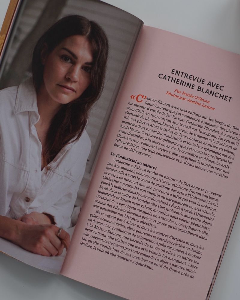 Je suis grandement reconnaissante pour ce superbe portrait d'artiste qui vient de paraître dans la revue Zinc. Un grand merci à Pattie O'Green pour l'invitation et la justesse de ses mots. Et que dire de la talentueuse Justine Latour qui a su capter mon univers avec tant de sensibilité.
Rendez-vous en librairie pour vous procurer une copie de cette publication qui rassemble sur papier rose des textes inédits sous le thème de la solitude.