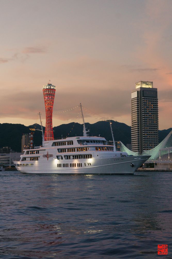 夕刻に神戸港を出航するコンチェルト