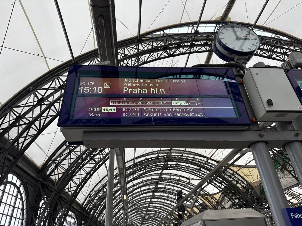 A German train platform sign showing Prague as the destination. 