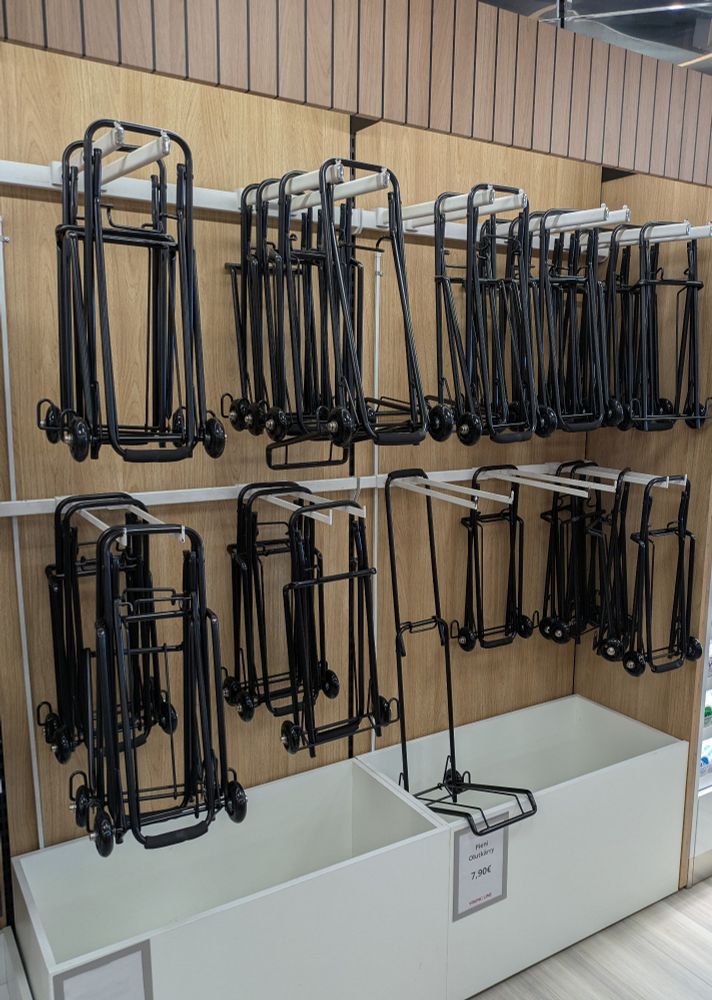 Regal mit schwarzen Klappkarren für Bier. Preis 7,90€.