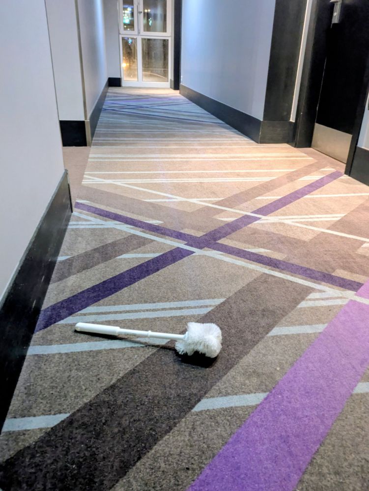 Im Hotel liegt eine Klobürste im Flur. Vor meinem Zimmer. Braucht jemand eine? Keine Gebrauchsspuren. Wie neu. Preis VB.