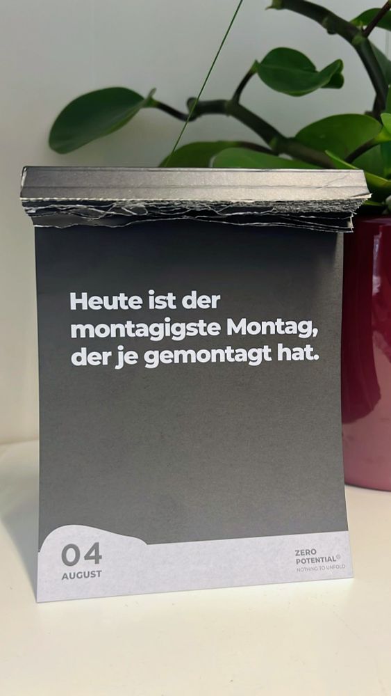 Das Kalenderblatt des demotivierenden Kalenders für den 4. August: Heute ist der montagigste Montag, der je gemontagt hat.