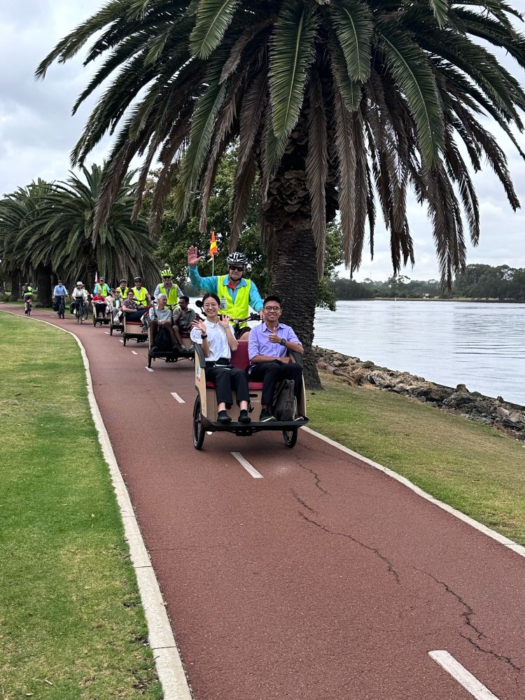 Department of Transport and Heart Foundation workshop at the Boorloo Bridge and bicycle ride along the Derbal Yerrigan. 