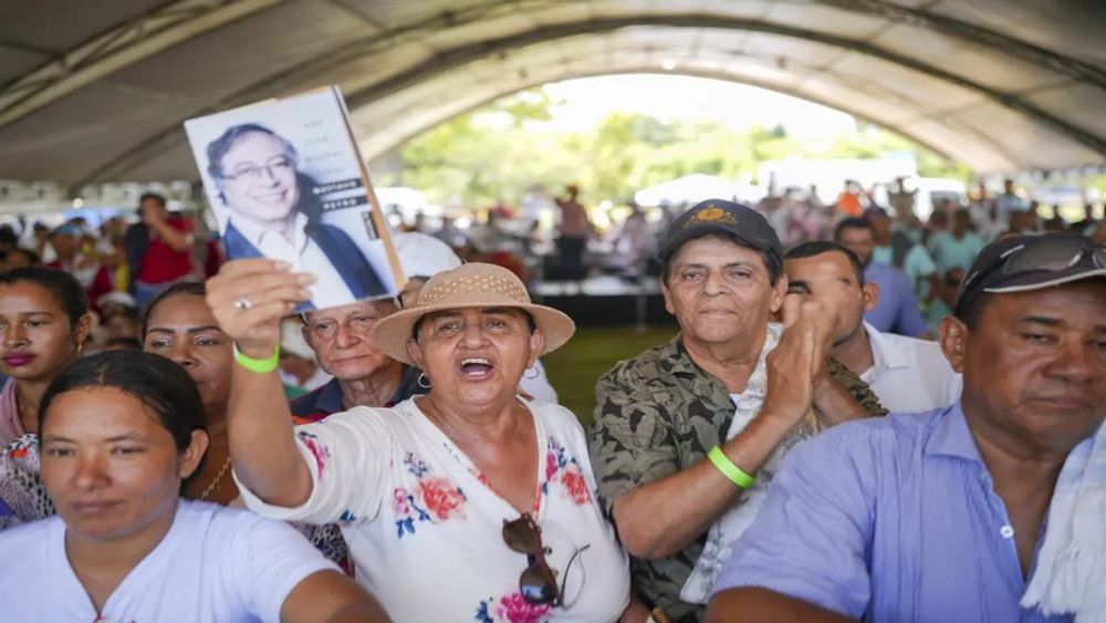 Gustavo Petro entrega tierras a víctimas del conflicto armado en Córdoba, Colombia - teleSUR