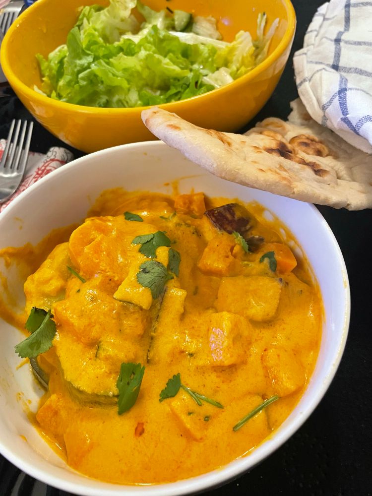 Indisches Korma mit Paneer, dazu Naan und grüner Salat