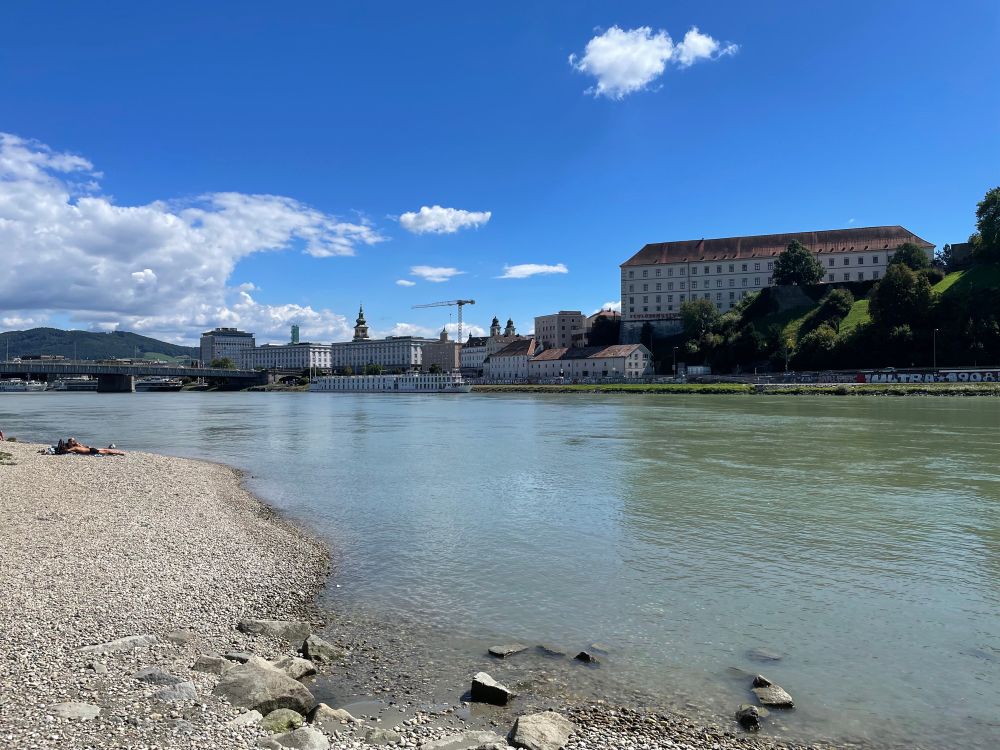 Blick über die Donau aufs Linzer Schloss, links die Nibelungenbrücke. Donaustrand in Alt-Urfahr West.