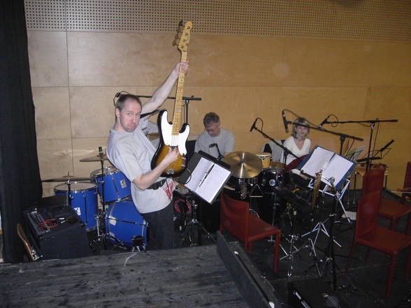 Probe für Musicalproduktion im Gynasium Dachsberg, 2006 - Rhythmusgruppe und Bass