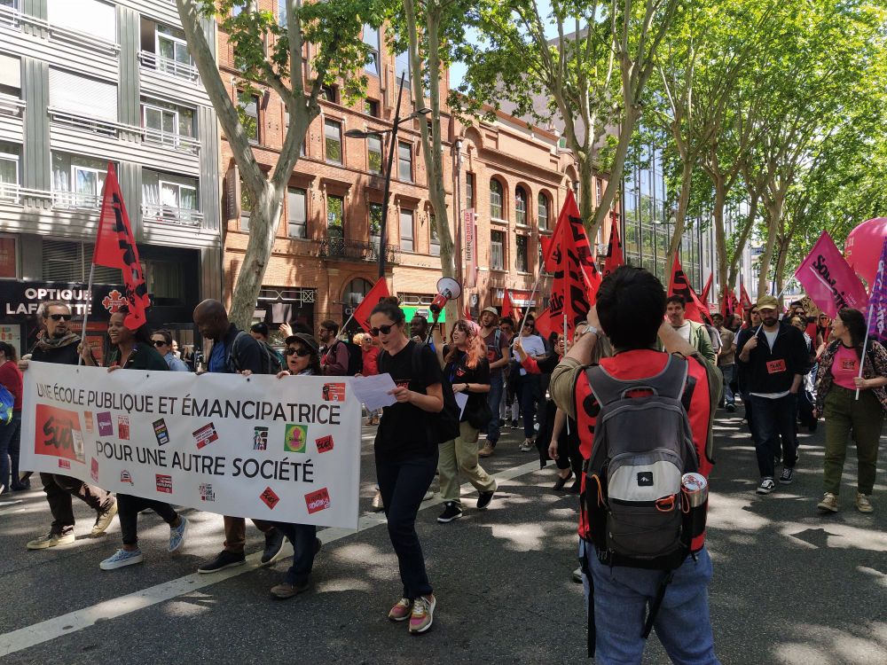 Photo du cortège de sud éducation dans les rues de Toulouse 