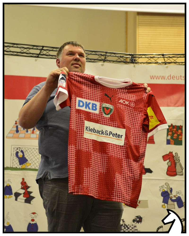 tdh-Beauftragter Malte hält ein Trikot hoch, das es zu gewinnen gab.