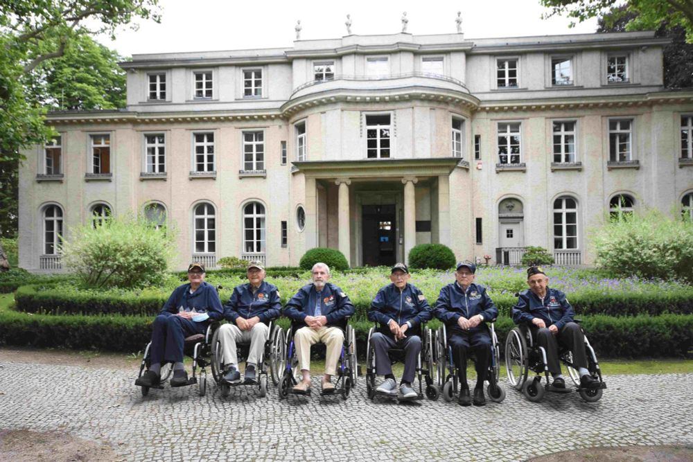 Sechs alte Männer, alle im Rollstuhl sitzend, am Rondell vor dem Eingang des Hauses der Wannsee-Konferenz 