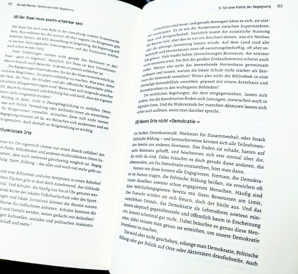 Quelle: Reinald Manthe, Demokratie fehlt Begegnung, ISBN: 978-3-8376-7141-4, (insbesondere) S 133