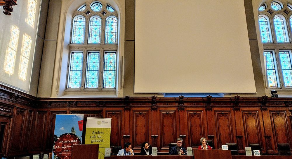 Podium im Grazer Rathaus: KANN RELIGION DEMOKRATIE?
Demokratieverständnis und Mitbestimmung in christlichen Kirchen

V. l. n. r.: Mag. Anna Hollwöger, Generalsekretärin der Katholischen Aktion, Diözese Graz-Seckau

Assoz.-Prof. Dr. Ioan Moga, Institut für Theologie und Geschichte des christlichen Ostens, Universität Wien

Pfarrer Mag. Matthias Weigold, Evangelische Kirche Österreich, Heilandskirche Graz

Moderatorin Edith Zitz