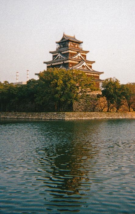 Château d'Hiroshima au soleil coucjant au dessus de sa douve pleine d'eau.