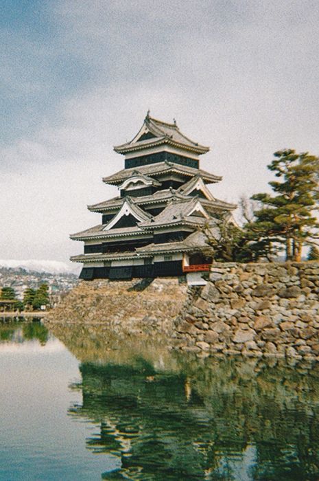 Château de Matsumoto au dessus de sa douve pleine d'eau.