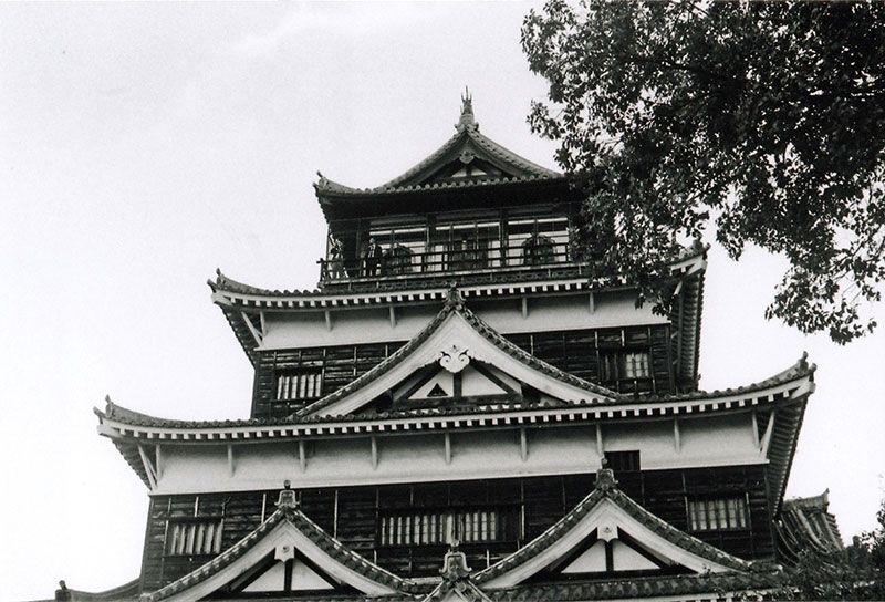 Château d'Hiroshima vu en contre plongée, la photo est en noir et blanc.