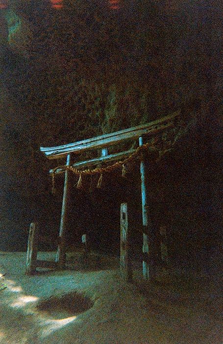 Un torii à 6 pied au fond d'une grotte.