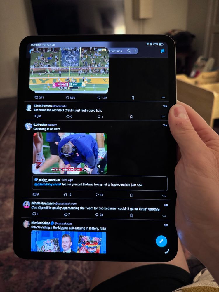The antiquated small PIP window interface as iPadOS 18 and earlier presented it. 