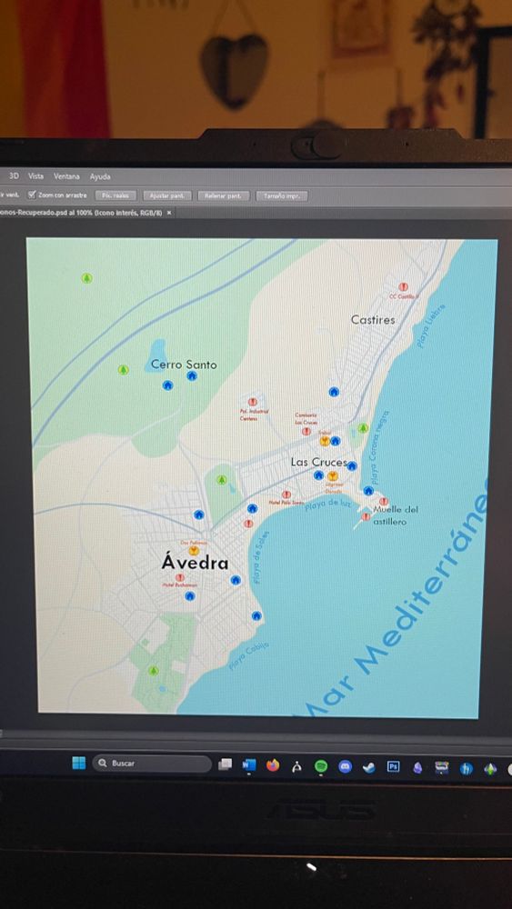 Un mapa en el photoshop de una ciudad costera inventada en España llamada Ávedra. 