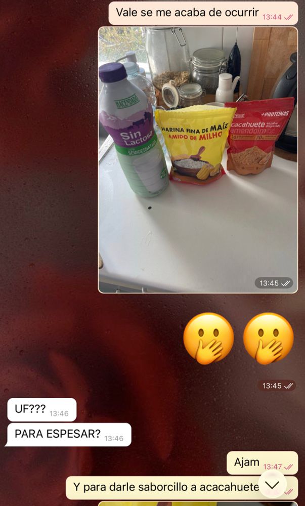 Una foto de leche sin lactosa, maicena y cacahuete en polvo.