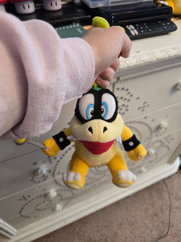 You can see a bit of my larry in the back 🫶 I also own a lemmy 🫡🫡