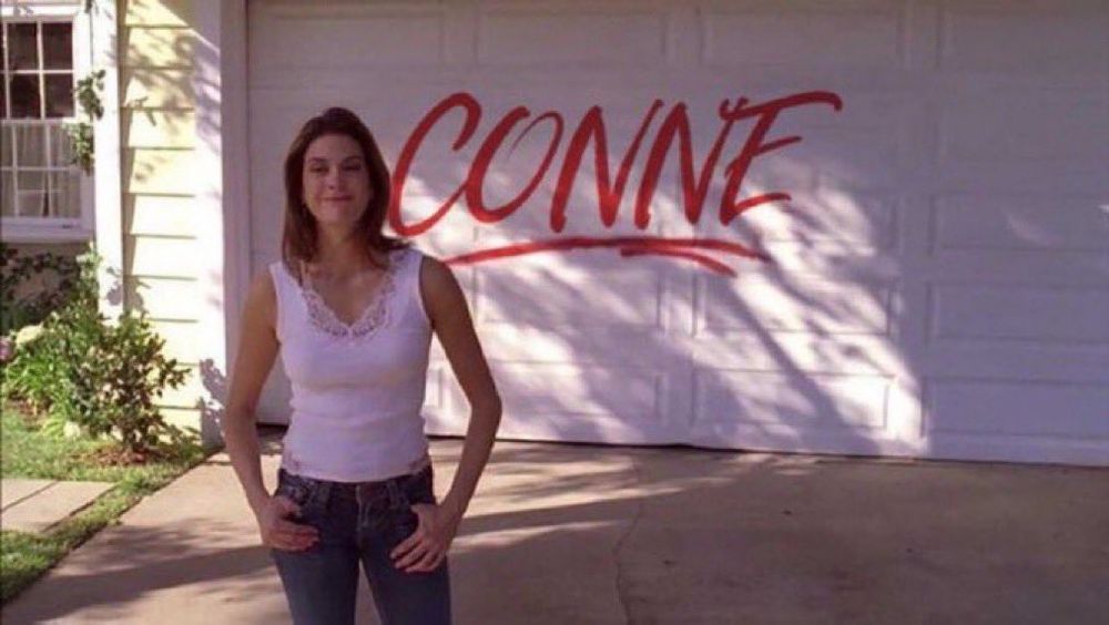 Suzanne de Desperate Housewife devant un tag "CONNE" sur la porte de son garage 