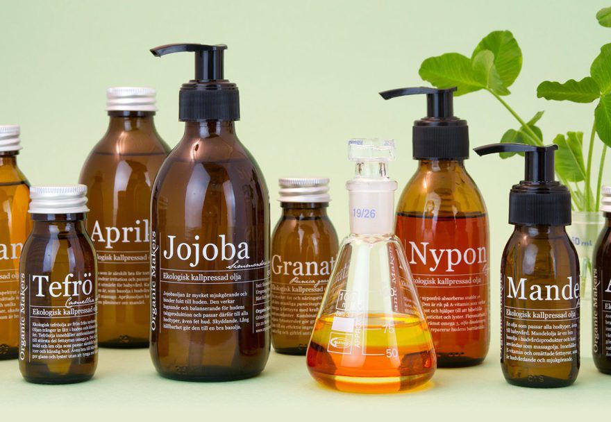 Olika oljor i glasflaskor