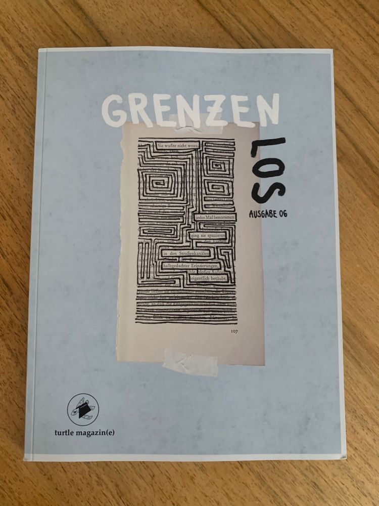 Cover der Ausgabe 06 "Grenzenlos" des turtle magazin(e). Erste Hälfte des Gedichts: 

BLUT // HIRN 


Vom Balkon aus höre ich das Leben 
der Anderen
Ganz vollständig und ganz so
Als seien die letzten Jahre
Nie geschehen.

In die Hand spuckt der Frühling mir das Laub
Und ich –
Lerne Vokabeln.
Sie klingen wie Würmer, die mich
Zerfressen
Zwischen meinen Ohren 
Als sei ich der faule Apfel, 
für den mich so viele halten.

Endothel
Stammzellen
Mestinon

Zeitlose Namen – wie Science-Fiction
Doch es mangelt an beidem
Ihr Gegenstand seit Jahrzehnten:
Vorsintflutlich.

Fatigue
Malaise
Hirnnebel

Begriffe; so poetisch, 
Als bezeichneten sie nicht
Verdunkelte Räume
Schmerzen, die mich schreien ließen
(Hätte ich die Kraft dazu)
Isolation.

Man kann auch sein Leben verlieren, ohne zu sterben.
