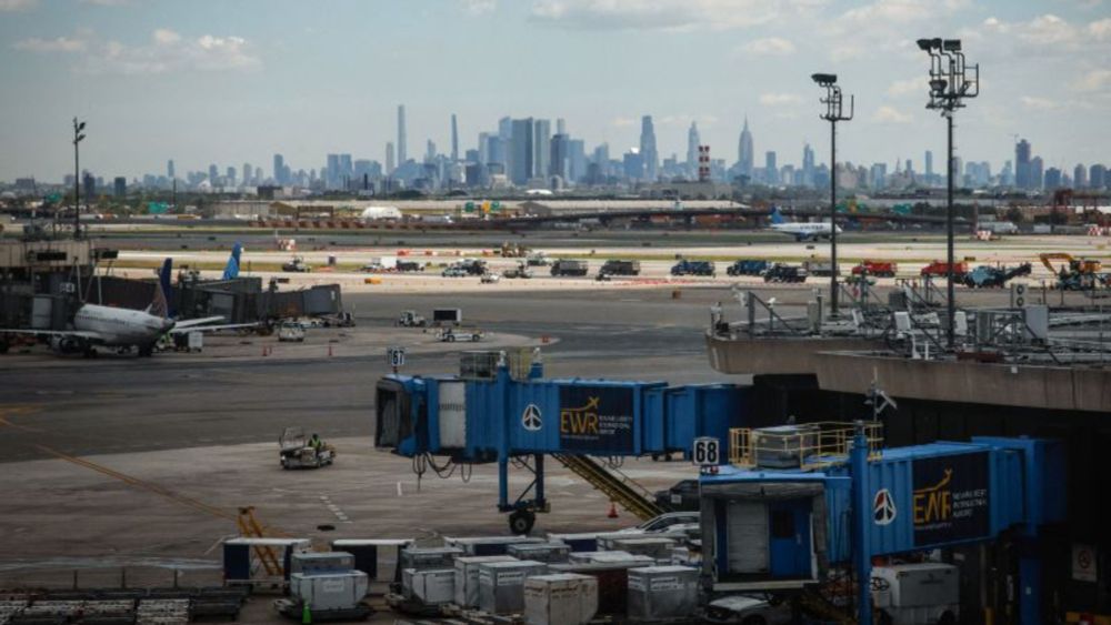 Controllers handling flights around Newark Liberty International Airport experience another outage | CNN