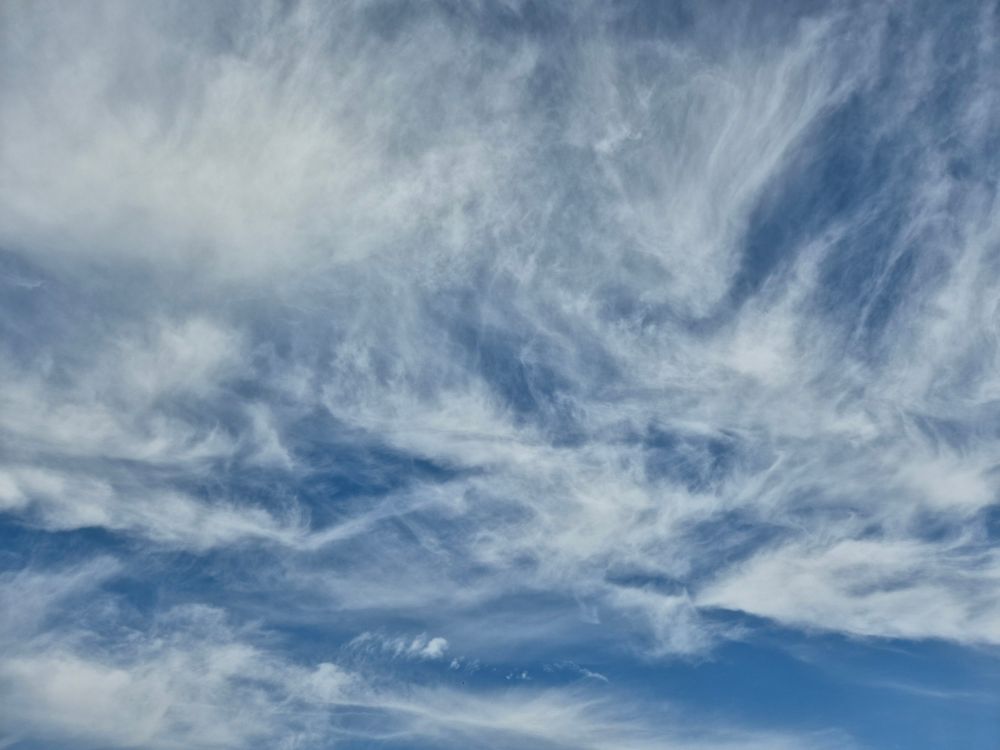 Blauer Himmel mit weißen Wolken 