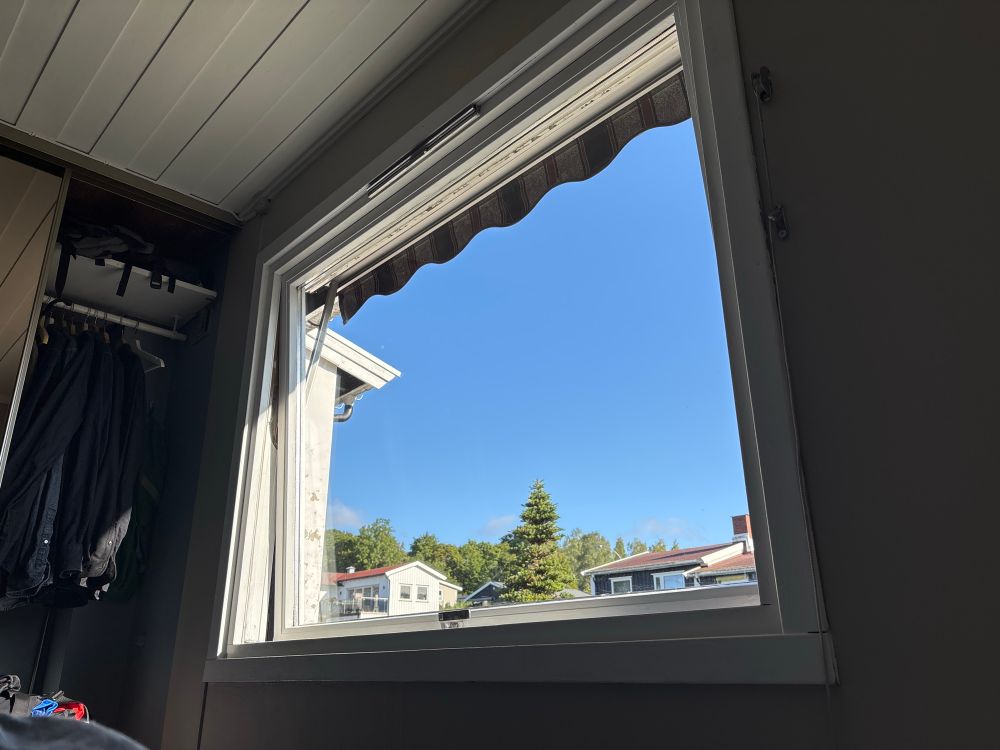 Soveromsvindu, bare blå himmel!
