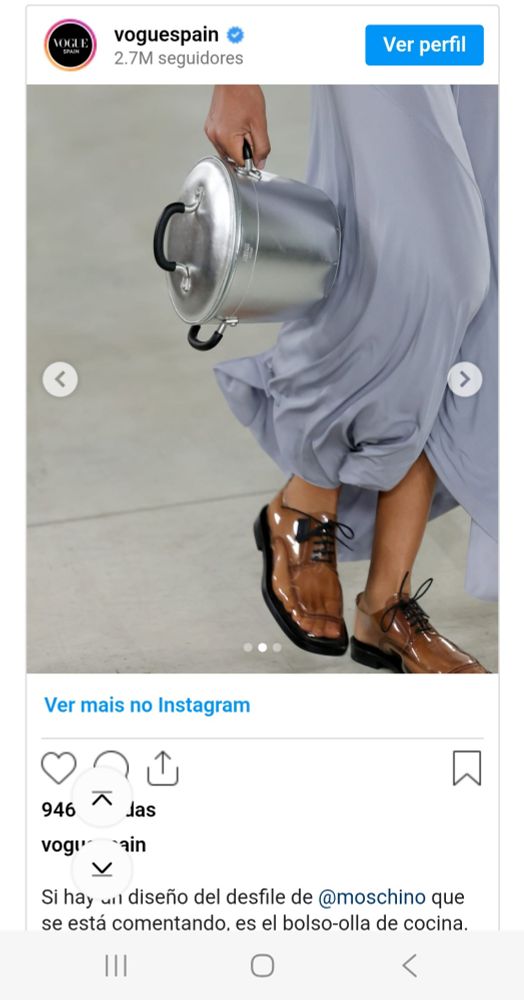 Modelo desfila levando na mão a bolsa-panela da marca Moschino.