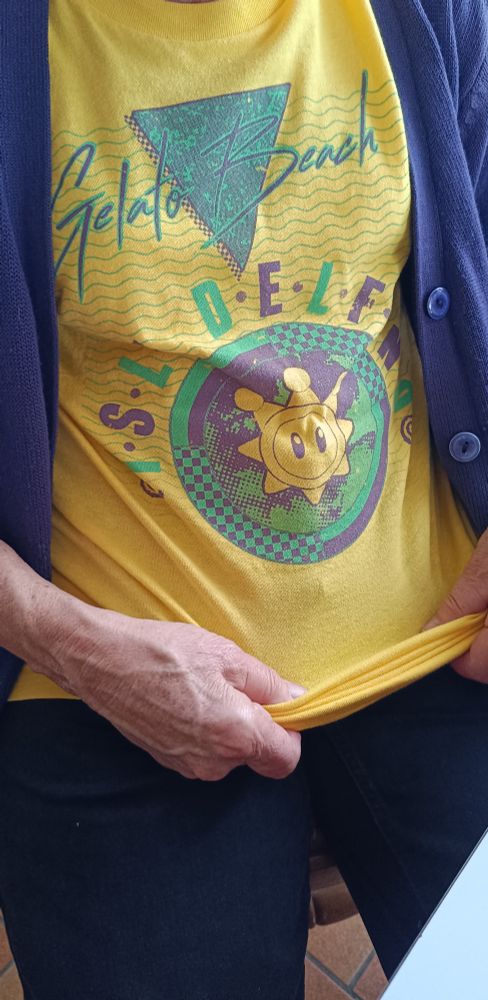 Photo de ma mamie avec son tshirt mario sunshine
