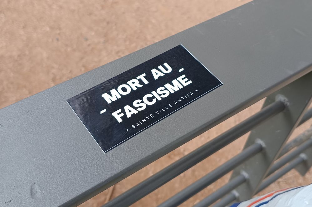 Photo d'une étiquette "mort au fascisme - Sainté ville antifa" trouvée collée sur une rembarde
